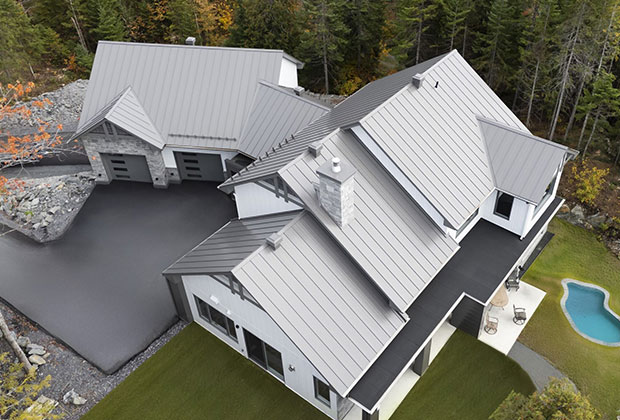 Toiture de maison en tôle grise